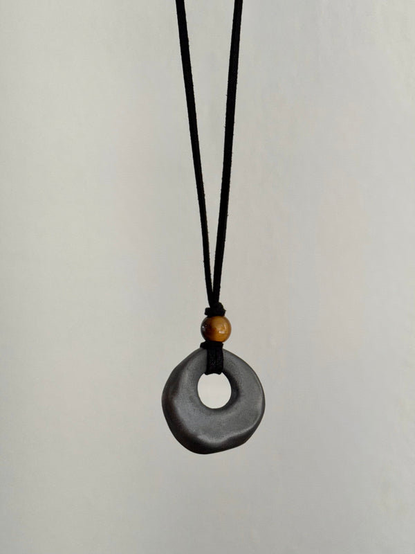 río necklace (carbón) - conloque 𖦹 liberàrte